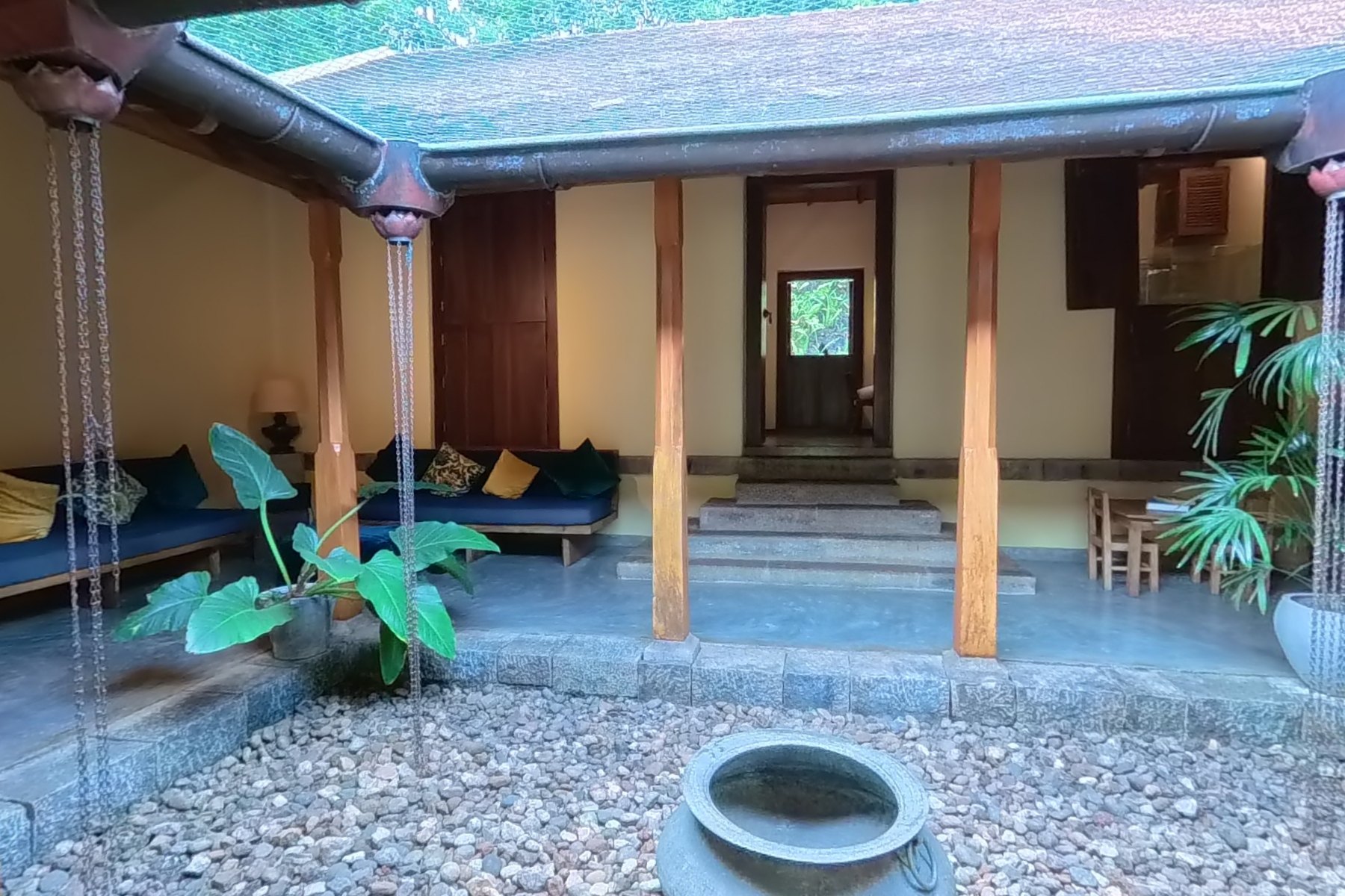 Salon ouvert sur un patio, vue 360°